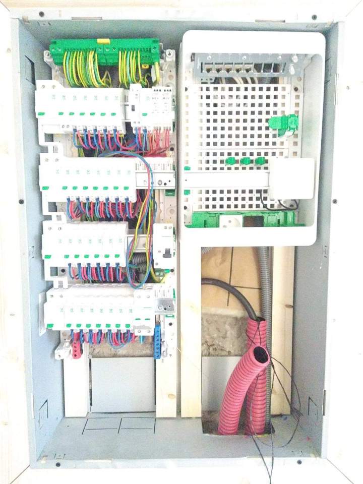 Découvrez toutes nos solutions électriques pour équiper votre résidence, bureau ou local à Neuvecelle.