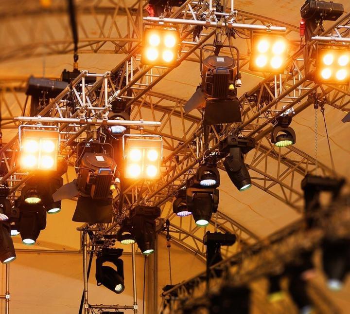 Engagez notre expert électricien pour vous assurer d’un évènement réussi et illuminé à Neuvecelle. 